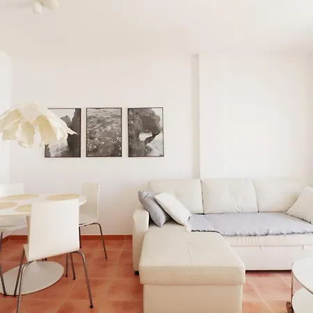 Pescia Con Piscina En Centro De * Нерха