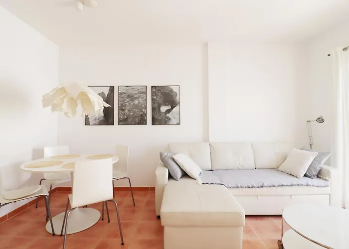 Pescia Con Piscina En Centro De * Нерха