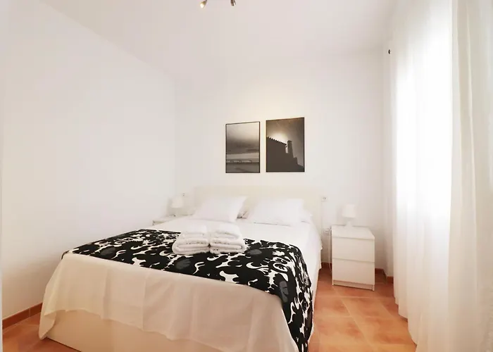 Pescia Con Piscina En Centro De Нерха