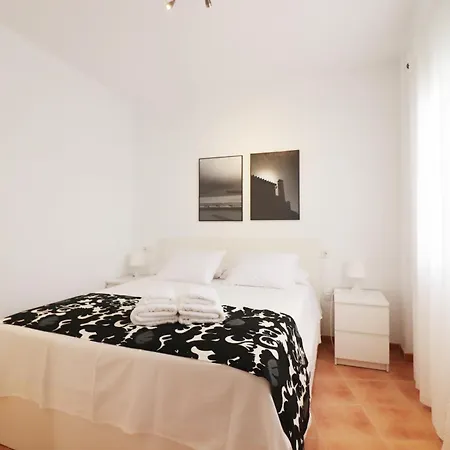 Pescia Con Piscina En Centro De Nerja