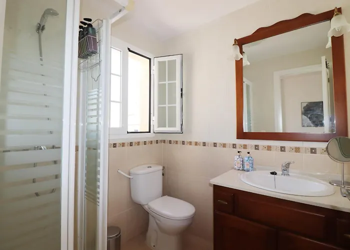 Pescia Con Piscina En Centro De *